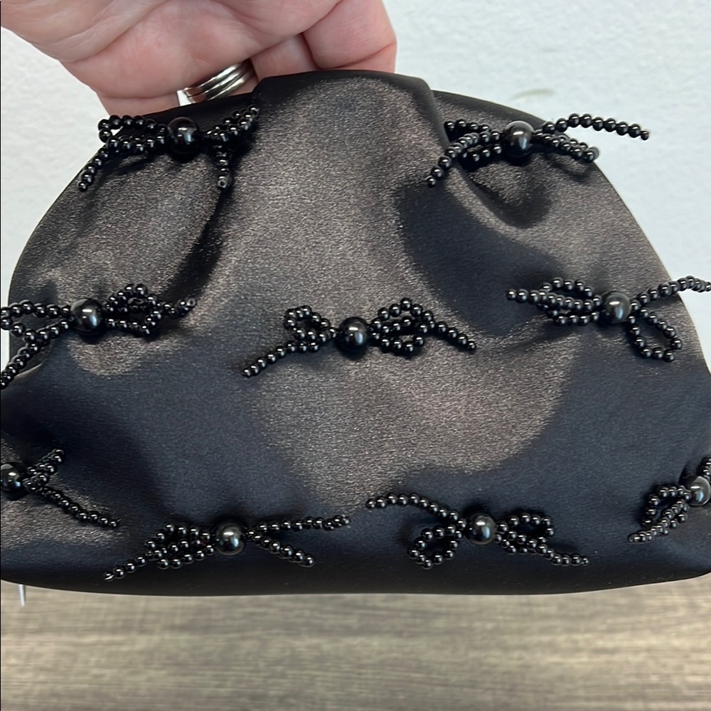 ✨ Sincerely Jules Black Beaded Clutch Wristlet with Bows ✨ - Picture 9 of 9